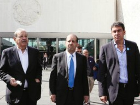 Destaca Slim importancia de 700 Mhz