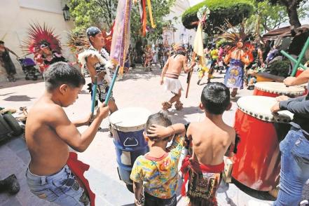 Concheros cierran la celebración de La Cruz