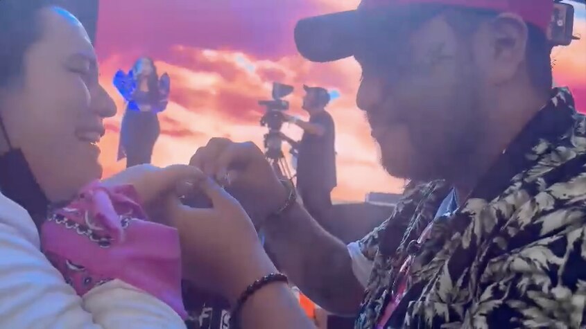 Video. Se comprometen 4 parejas, durante concierto de Carla Morrison, en Querétaro