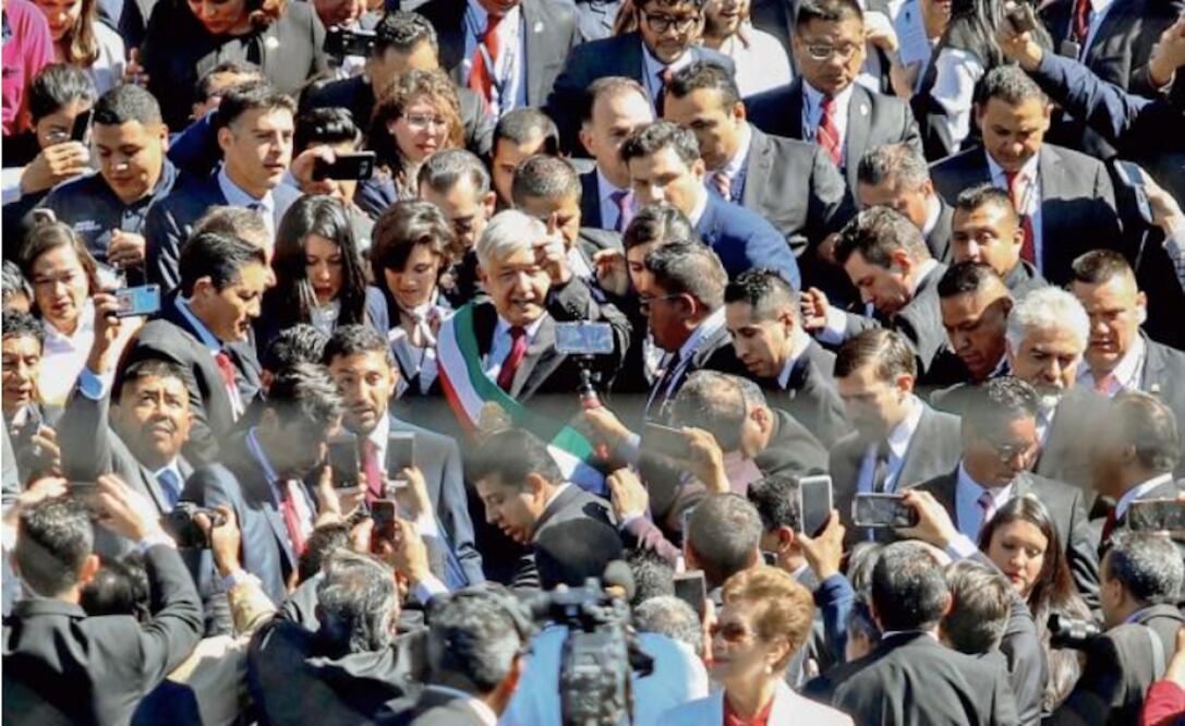 Como una estrella de rock, el presidente Andrés Manuel López Obrador fue rodeado a su llegada y salida por legisladores e invitados que deseaban saludar al primer mandatario de izquierda de México. MARIO JASSO. CUARTOSCURO