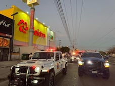 Falla eléctrica deja personas atrapadas en elevador de tienda Elektra en Querétaro