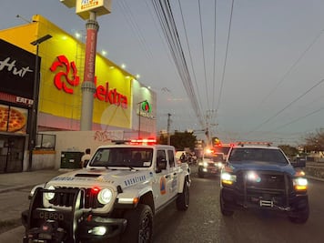 Falla eléctrica deja personas atrapadas en elevador de tienda Elektra en Querétaro