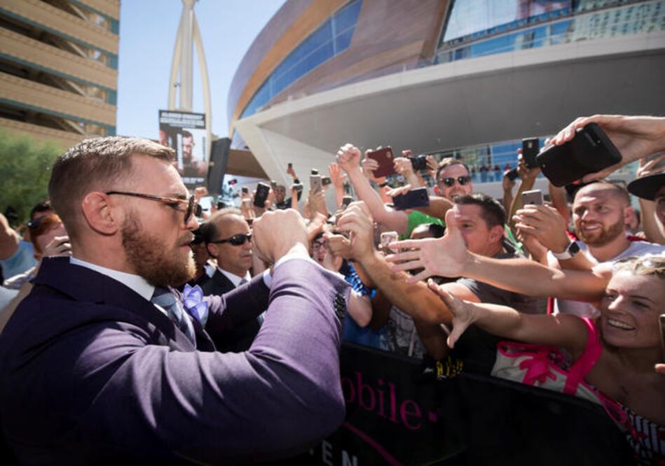 Seguidores de Conor McGregor buscaron a toda costa captar imágenes. (STEVE MARCUS. REUTERS)