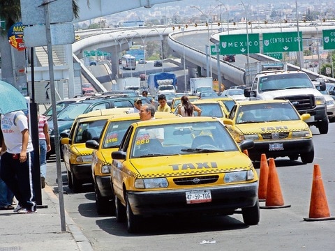 Descartan modificar concesiones de taxis