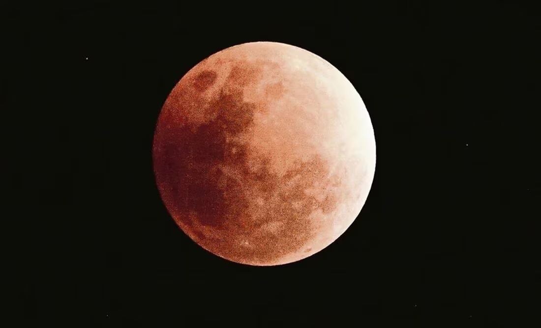 Un eclipse lunar es un evento astronómico que ocurre cuando la Luna pasa a través de la sombra de la Tierra. Foto: AP