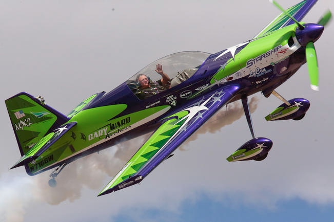 Pilotos internacionales ofrecen show aéreo