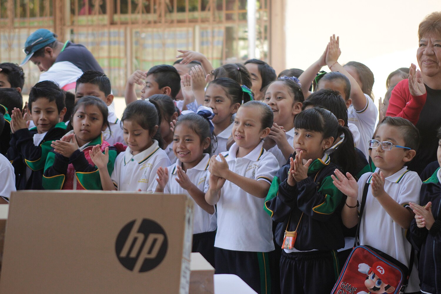 Entregan equipo de cómputo a primaria de Corregidora