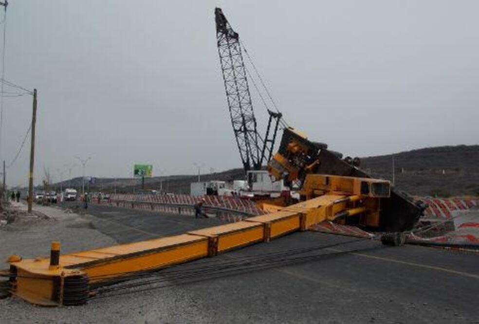 Colapso de grúa deja 6 trabajadores lesionados