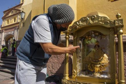 Caminan desde el centro del país para honrar a la Virgen de San Juan de Los Lagos 