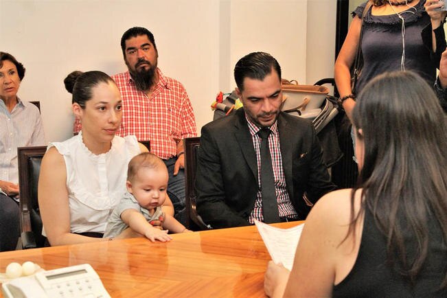 Piden a los ciudadanos tomar en cuenta los problemas que podrían sufrir las generaciones subsecuentes con el cambio en el orden de apellidos. / Foto: Especial