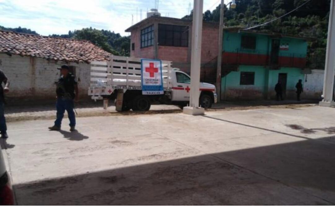 Los pobladores estaban reunidos en la cancha para recibir ayuda de un brigada que había llegado al pueblo (Foto: Especial)