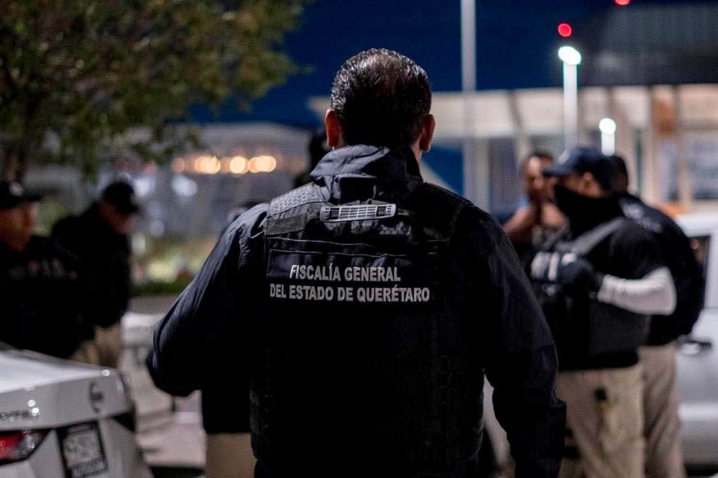 Detienen a mujer que llevaba 23 celulares