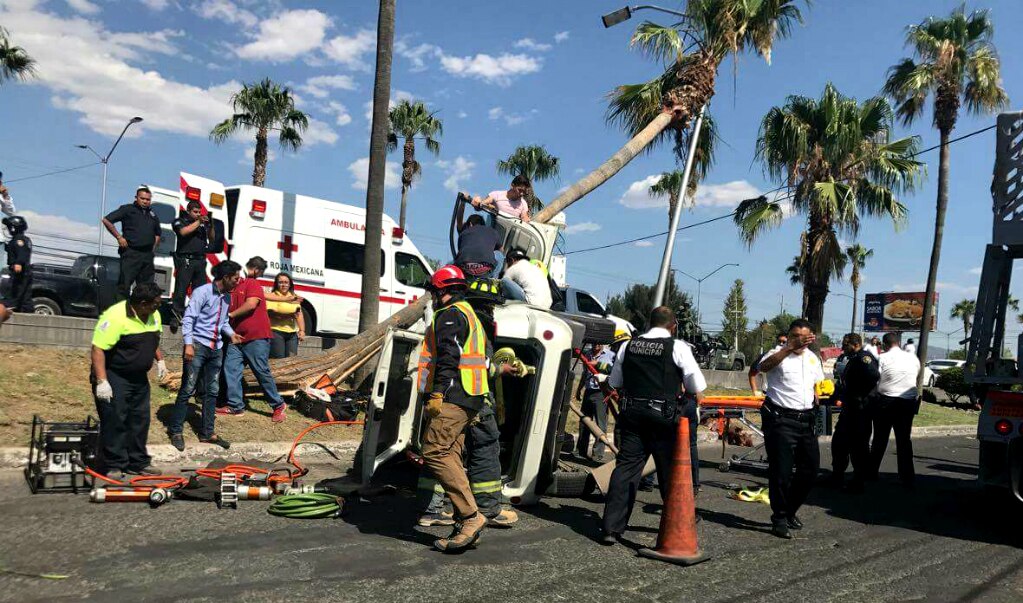 Fuerte volcadura en 5 de febrero deja hombre lesionado
