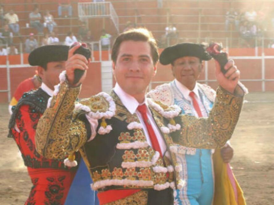 Sale a hombros “El Canelo”