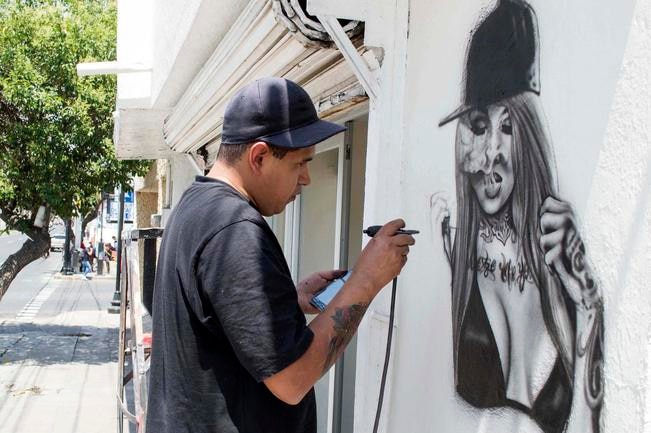 Antes era comerciante, pero desde niño tuvo la facilidad de dibujar y hacer arte con sus manos.