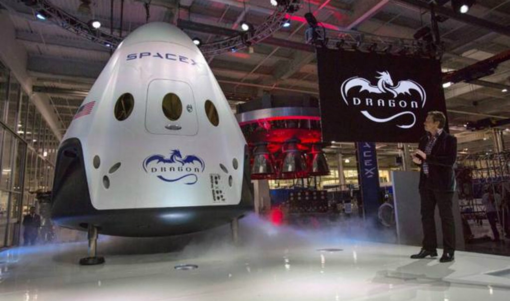 SpaceX enviará a dos turistas a un viaje alrededor de la Luna