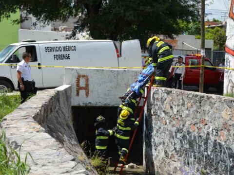 Anciano cae de cabeza a canal