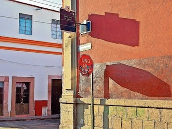 “Stickers” afectan señaletica