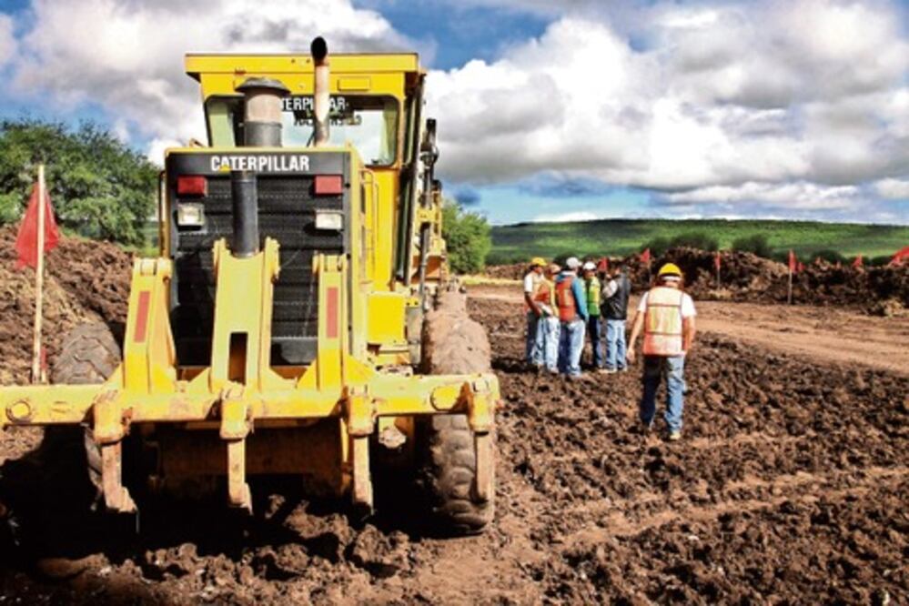 Ven atraso en obras públicas por lluvias