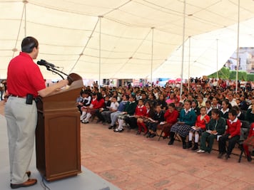 Entregan becas en dos municipios