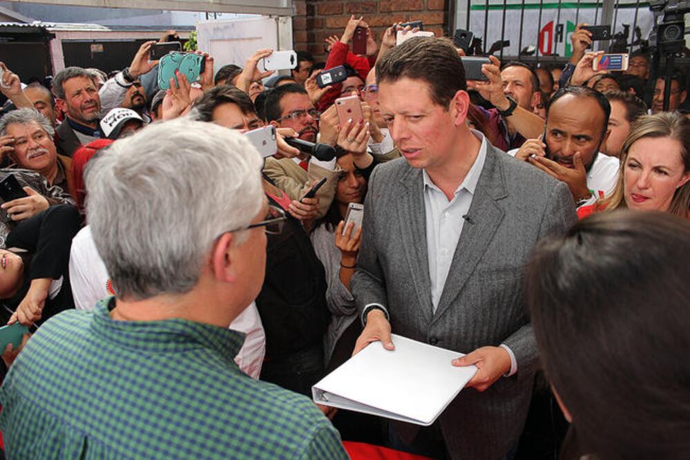 Acompañado de legisladores y su esposa, el coordinador del PRI en la legislatura, Mauricio Ortiz Proal, llamó a los políticos a trabajar por las personas y el bien público y no para sacar beneficio propio. (CÉSAR GÓMEZ. EL UNIVERSAL)