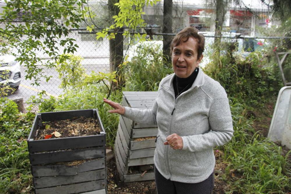 Aparte de reciclar la basura, la asociación enseña a algunos niños de escuelas primarias como dividir productos inorgánicos así como a realizar composta para dar inicio a una educación del medio ambiente (ALMA GÓMEZ)