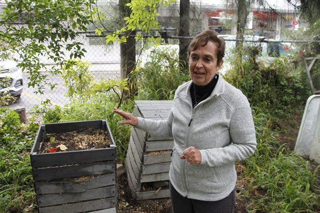 Aparte de reciclar la basura, la asociación enseña a algunos niños de escuelas primarias como dividir productos inorgánicos así como a realizar composta para dar inicio a una educación del medio ambiente (ALMA GÓMEZ)