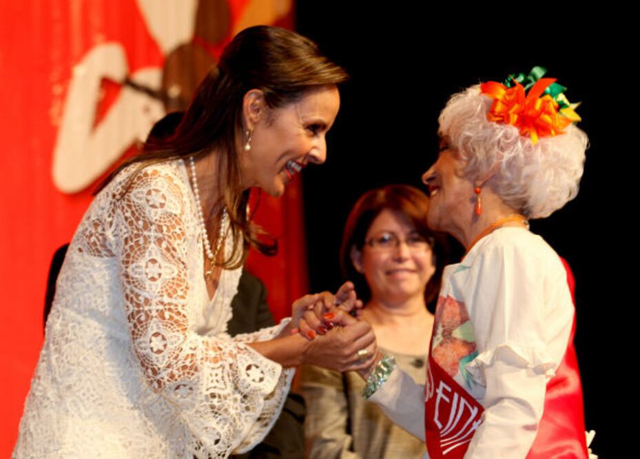 Coronan al adulto mayor