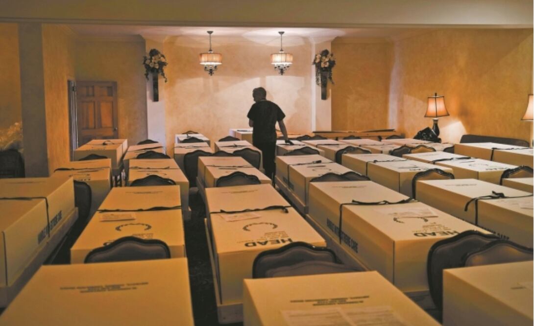 Las funerarias en Nueva York, Estados Unidos, están rebasadas y los cuerpos son colocados en cajas de cartón, si tienen suerte; otros son cremados. Foto: SPENCER PLATT. AFP