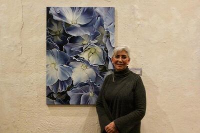 Una muestra colmada de flores y tonos azules