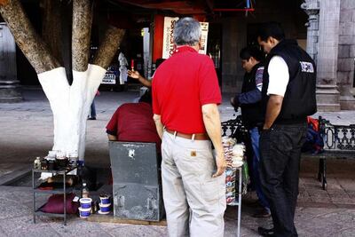 Denuncian extorsión de inspectores a locatarios