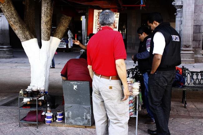 Denuncian extorsión de inspectores a locatarios