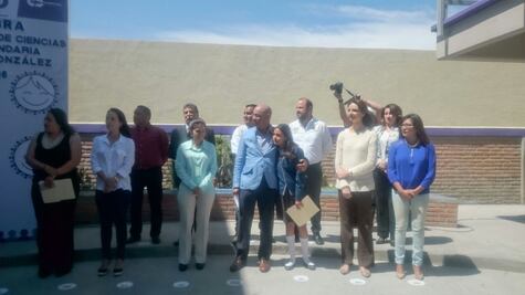 Entrega MAV laboratorio de ciencias a escuela