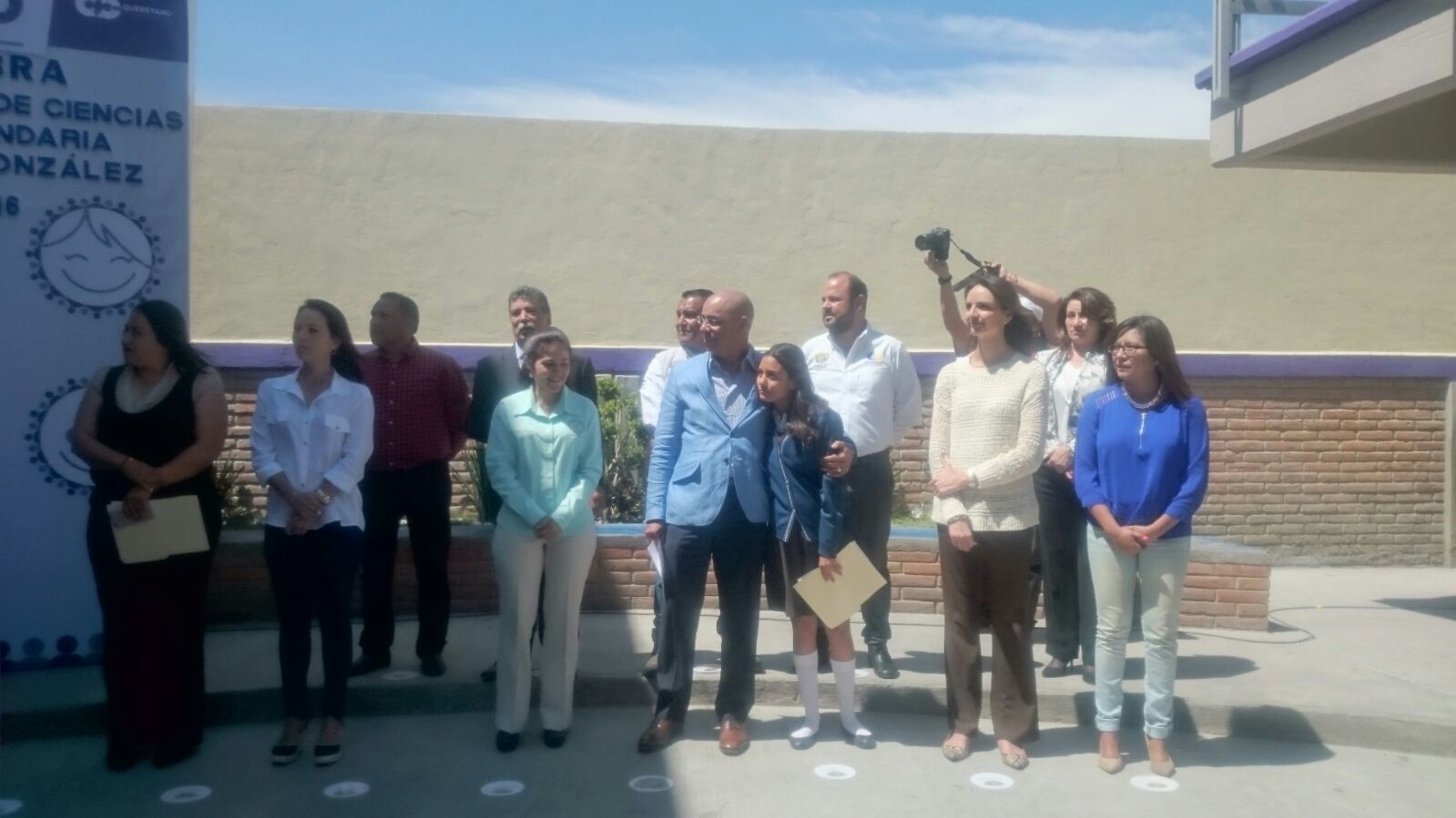 Entrega MAV laboratorio de ciencias a escuela