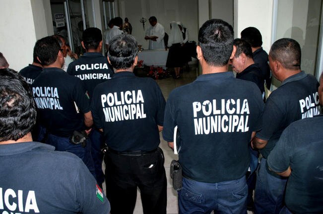 En crisis. Policías municipales, con bajos niveles de confianza y sueldos