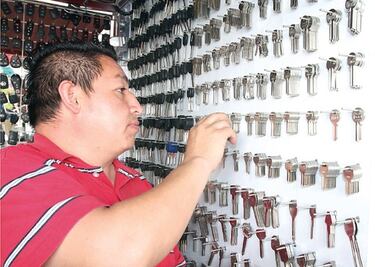 Honestidad lo distingue en el oficio de cerrajería    