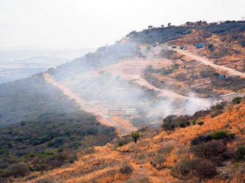 Arde tiradero en Altos Poniente