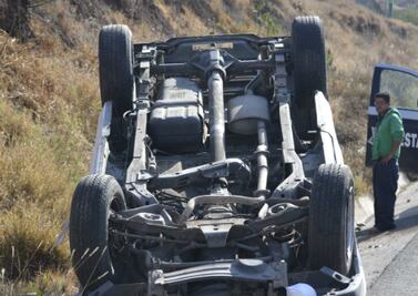 Vuelca auto en Fuentes de Balvanera