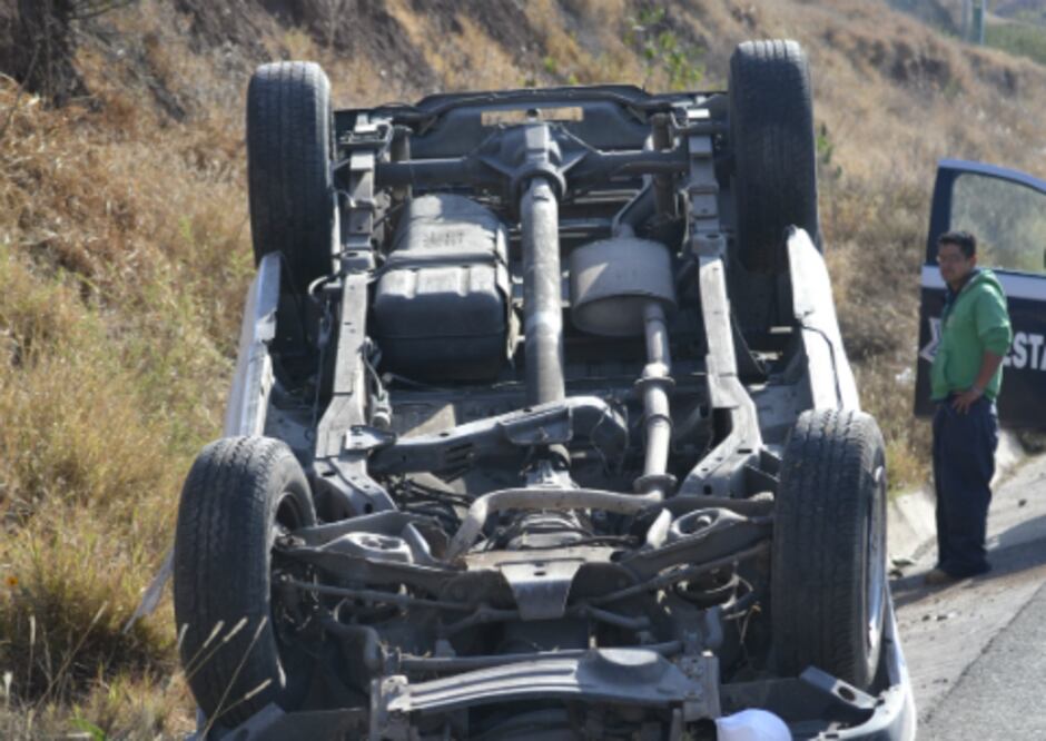 Vuelca auto en Fuentes de Balvanera