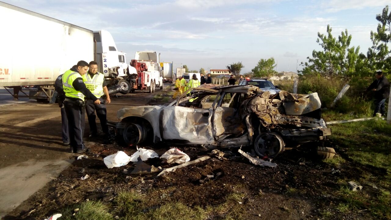 Patrulla calcinada en la México-Querétaro