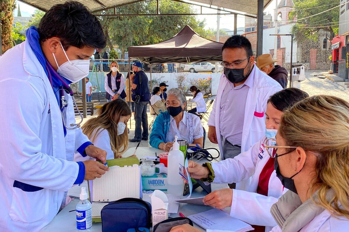 Llevan atención médica en la capital