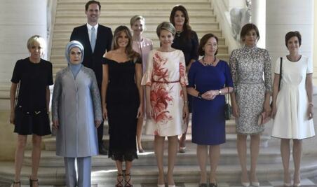 Un 'primer caballero' entre primeras damas de la OTAN hace historia