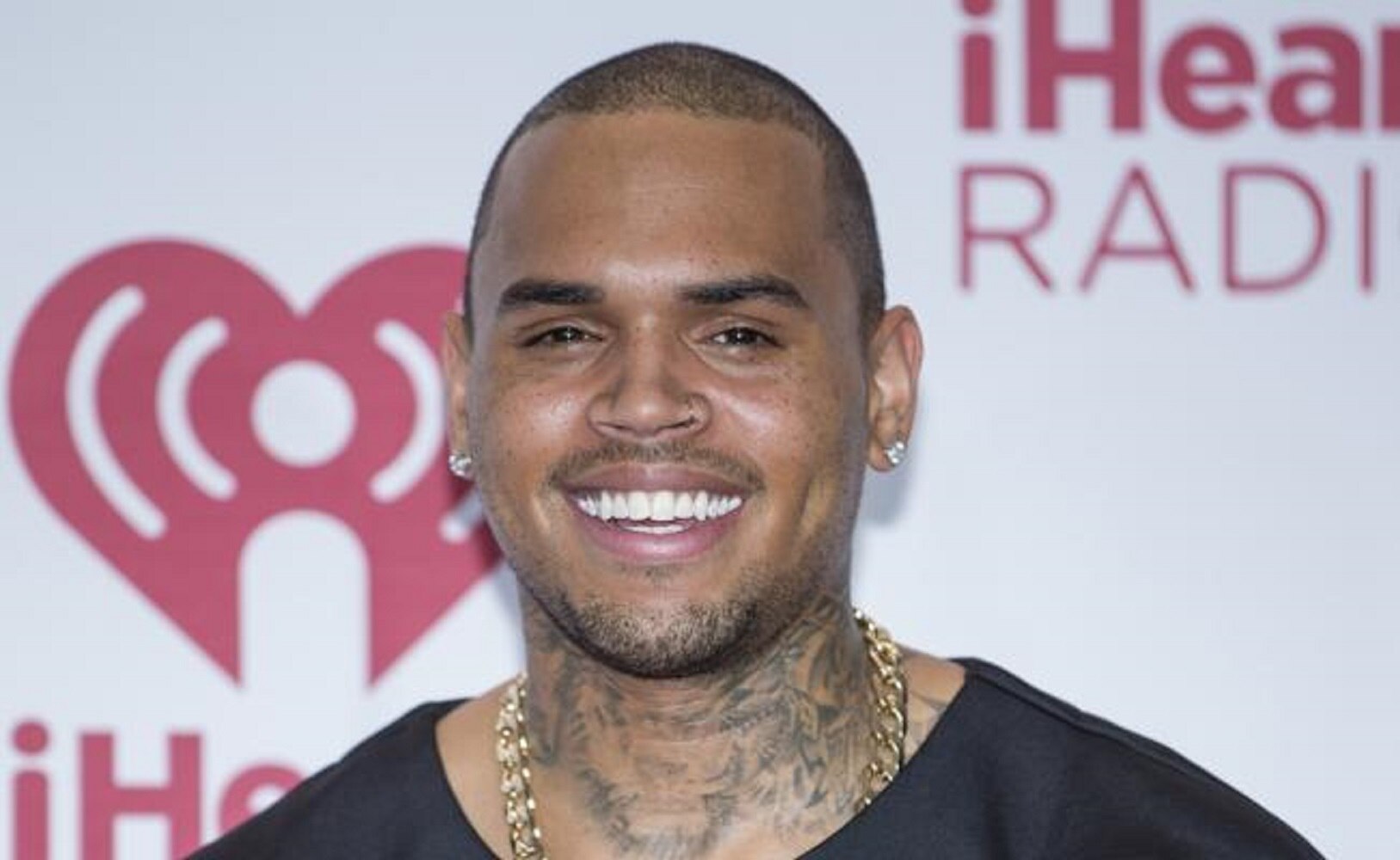 Chris Brown, ex de Rihanna, genera polémica por fotos