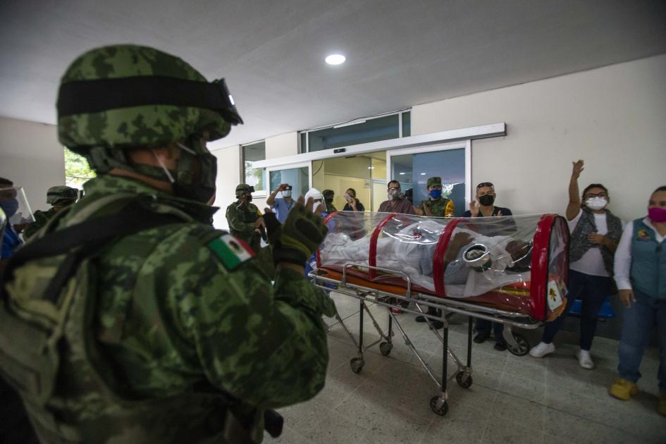 Con aplausos, la Sedena reconoce labor de médicos