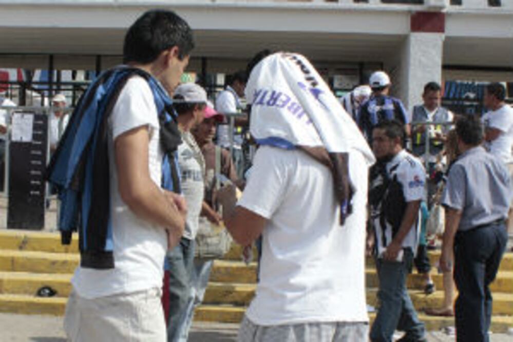 No espanta a revendedores la policía