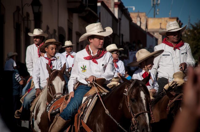 Mujeres, niños, jóvenes y adultos se reúnen para ver a los jinetes de Querétaro, El Marqués y Colón (RICARDO LUGO. EL UNIVERSAL)