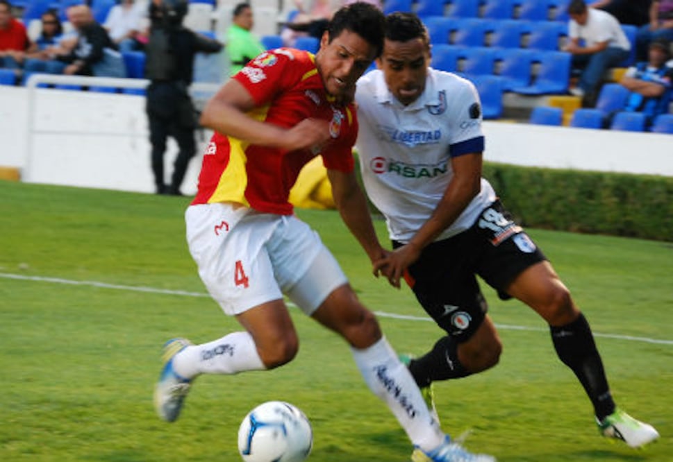 Gallos Blancos aporreados en casa