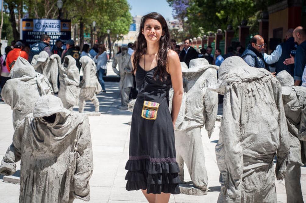 En sus esculturas, creadas con cemento y que portan ropa usada, la artista representa a las personas comunes que levantan al país. (RICARDO LUGO EL UNIVERSAL)