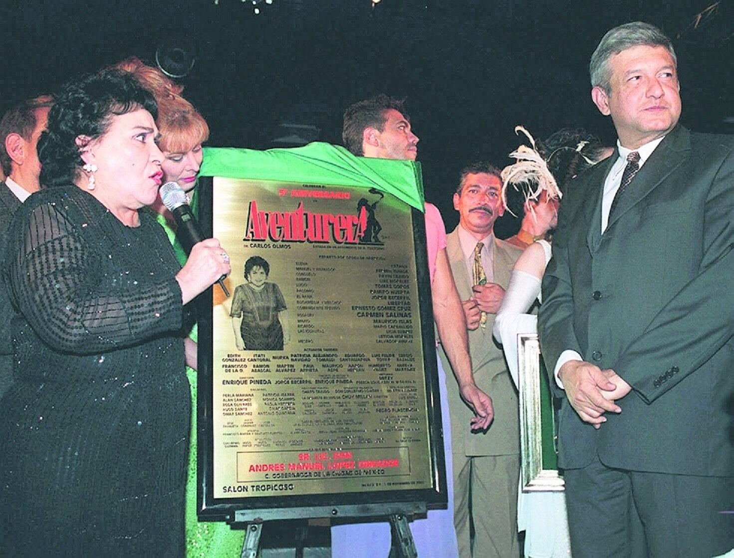 En 2002, Andrés Manuel López Obrador, entonces jefe de gobierno del Distrito Federal develó la placa por los seis años de aventurera / Foto: Archivo. El Universal