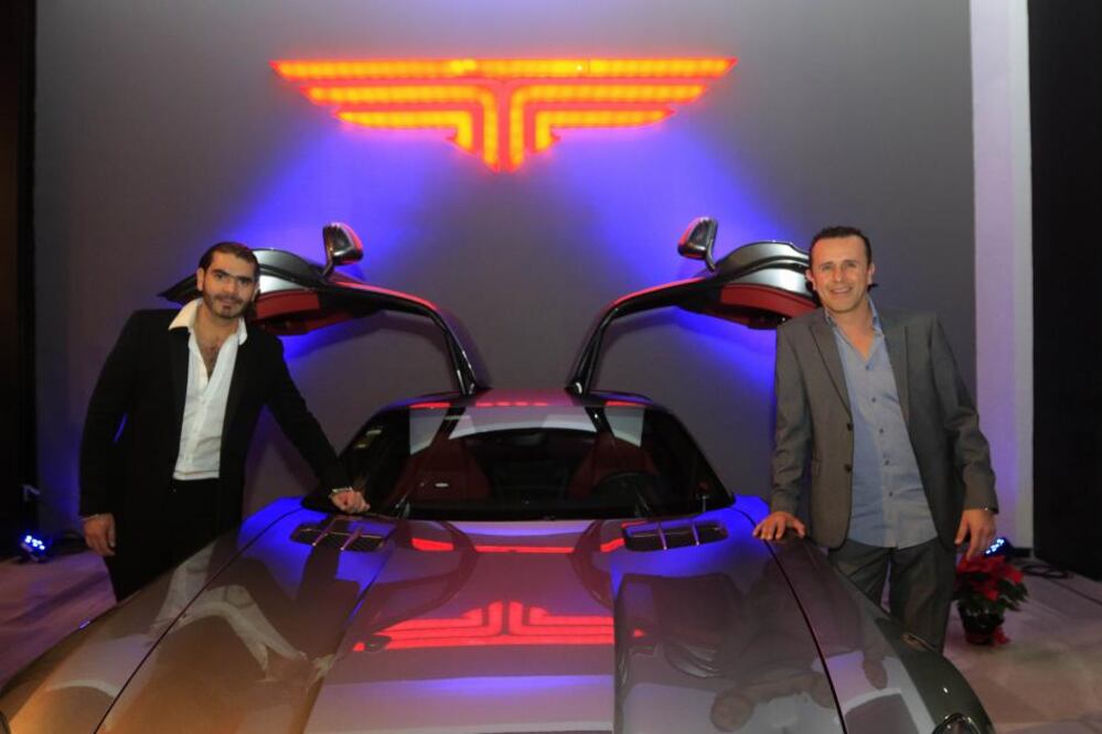 Espectaculares automóviles daban la bienvenida a los asistentes al coctel inaugural de Toys for Cash